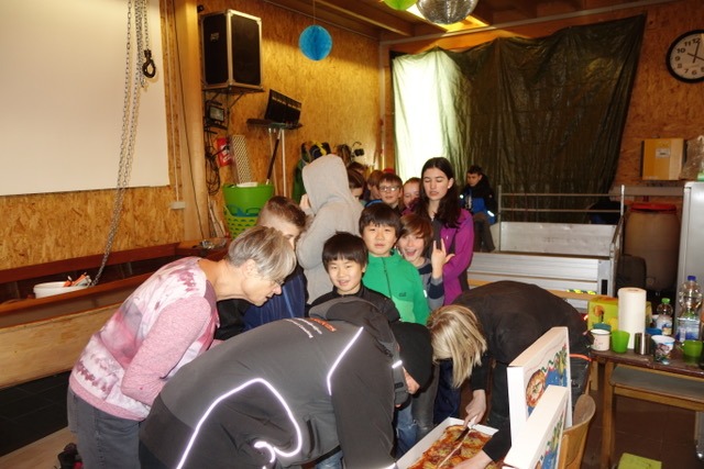 8.2. Die Pfadis bauen ihre Seifenkiste zusammen