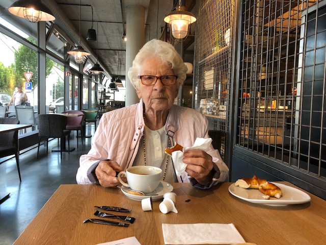 14.7. mit Oma beim  Augenarzt